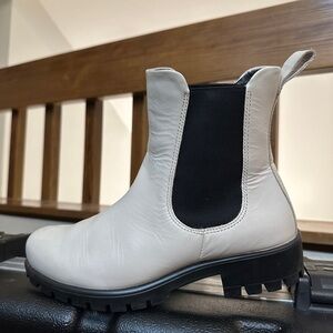 Women's white Chelsea Boots